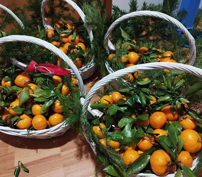 Подарочная корзина с фруктами